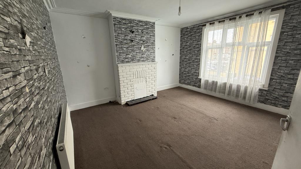 Lot: 167 - VACANT SEMI-DETACHED HOUSE WITH POTENTIAL - Internal image of bedroom 2 on first floor